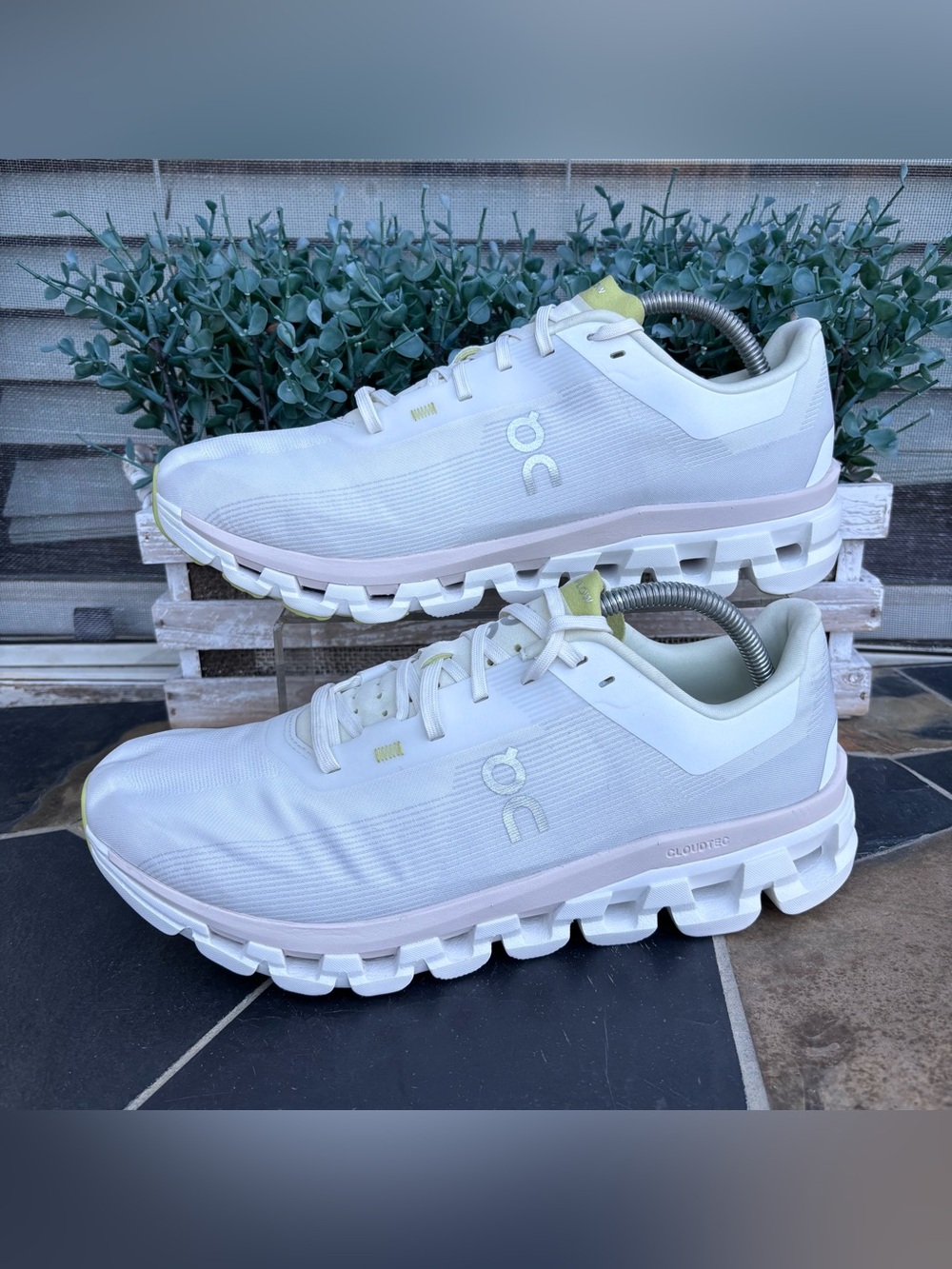 On Cloud Cloudflow 4 WHITE/SAND RUNNING SHOES